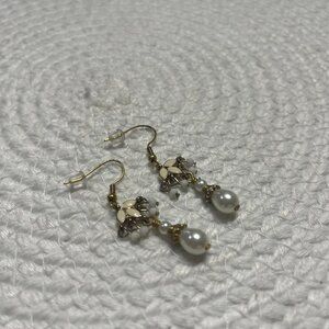 Vintage WHITE ENAMEL & TEARDROP PEARL Gold Dangle Earrings #191D